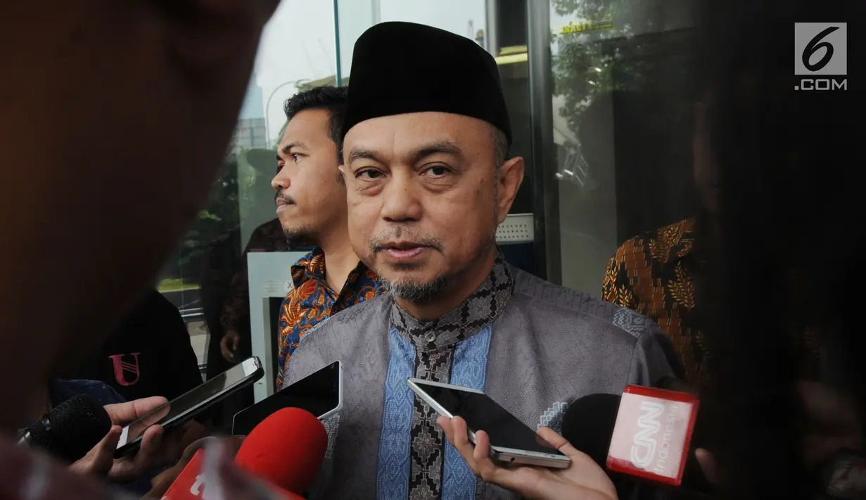 Mantan Wakil Ketua Banggar DPR Tamsil Linrung menjawab pertanyaan wartawan usai menjalani pemeriksaan di KPK, Jakarta, Rabu (4/7).Tamsil diperiksa sebagai saksi terkait kasus dugaan korupsi proyek KTP Elektronik. (Merdeka.com/Dwi Narwoko)