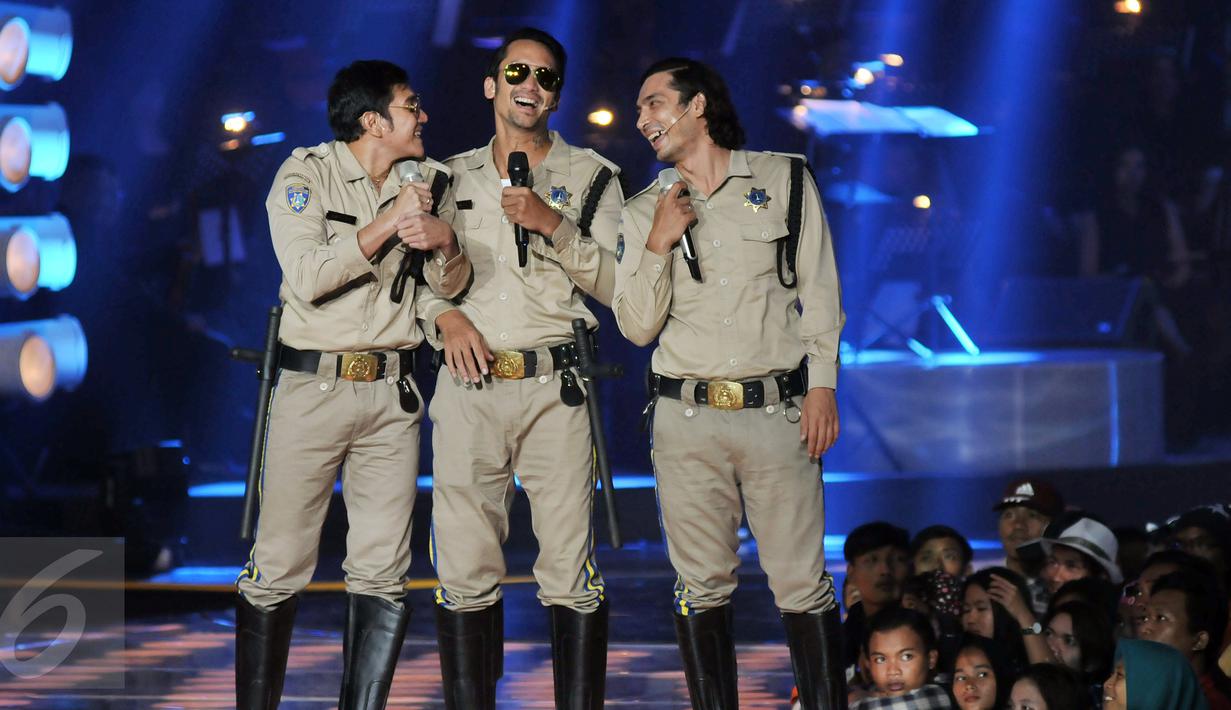 Penampilan pemain Warkop DKI Reborn, Abimana, Vino G Bastian dan Tora Sudiro ketika secara mengejutkan tampil dalam perayaan HUT SCTV ke-26 di Istora Senayan, Jakarta, Rabu (24/8). Mereka sempat membawakan lagu "Warung Kopi". (Liputan6.com/Johan Tallo)
