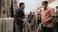 Menko Luhut B. Pandjaitan kunjungi Pameran Adiwastra Nusantara yang berlangsung pada 9-13 Februari 2022, di Jakarta Convention Centre.