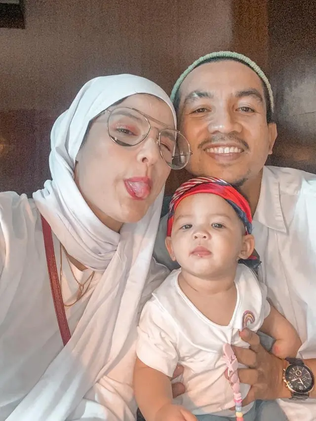 7 Potret Komo Ricky dan Istri Jalani Ramadhan Bersama Buah Hati