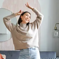 Ilustrasi seorang wanita yang tampak bahagia karena menerapkan self care pada dirinya (Foto dok : Freepik/benzoix).