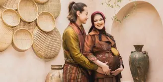 Di tengah persiapan, keduanya melakukan maternity shoot yang dipotret oleh fotografer Rio Motret. (Instagram/riomotret).