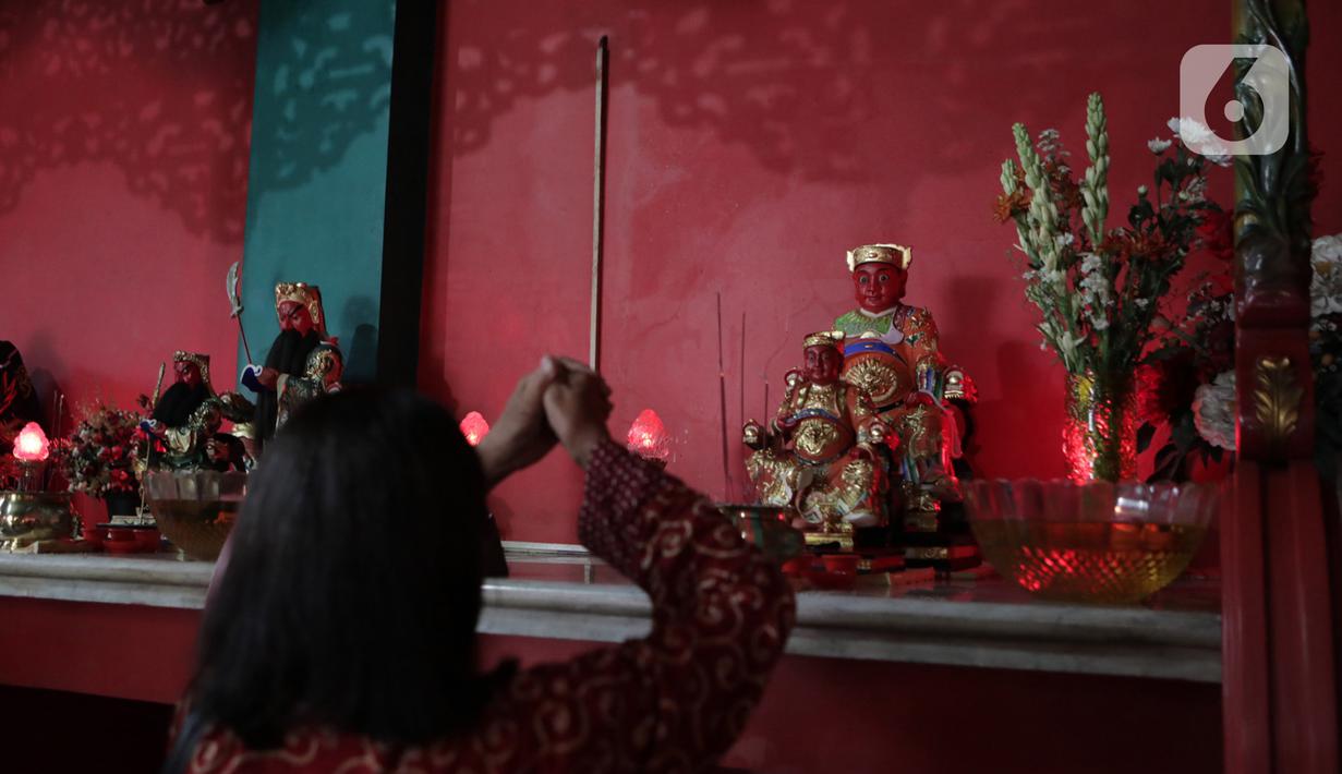 Warga keturunan Tionghoa melakukan sembahyang Tahun Baru Imlek 2571 di Klenteng Kong Miao, Taman Mini Indonesia Indah, Jakarta Timur, Sabtu (25/1/2020). Perayaan imlek tahun ini merupakan tahun Tikus Logam yang melambangkan kesuburan dan kekayaan dan waktu yang baru. (Liputan6.com/Herman Zakharia)