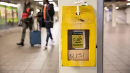 Warga berjalan melewati kotak cairan pembersih tangan di stasiun kereta bawah tanah Times Square di New York, AS (12/12/2020). Total kasus COVID-19 di AS menembus angka 16 juta pada Sabtu (12/12), menurut CSSE di Universitas Johns Hopkins. (Xinhua/Michael Nagle)