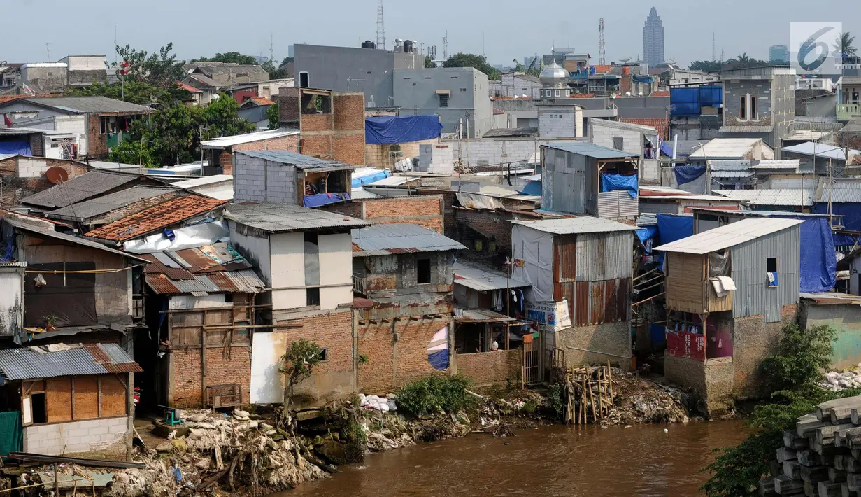 Deretan pemukiman padat di bantaran kali Ciliwung di sekitar kawasan Manggarai, Jakarta, Jumat (6/4). Pemprov DKI Jakarta akan terus berupaya merelokasi warga yang tinggal di bantaran Sungai Ciliwung. (Liputan6.com/Helmi Fithriansyah)