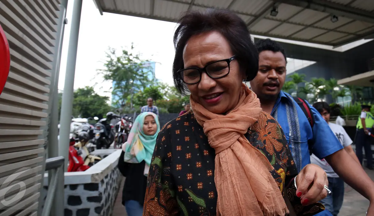 Kepala Bagian Sekretariat Komisi V DPR Prima MB Nuwa berusaha menghindar dari kejaran awak media usai diperiksa sebagai saksi di gedung KPK, Jakarta, Selasa (27/9) terkait dengan penerimaan hadiah proyek di Kementerian PUPR. (Liputan6.com/Helmi Afandi)