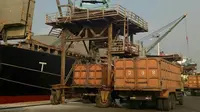 Garam impor mulai masuk di Pelabuhan Indonesia (Pelindo) II yang berada di Kecamatan Ciwandan, Kota Cilegon, Banten pada Kamis (10/8/2017). (Liputan6.com/Yandhi Deslatama)