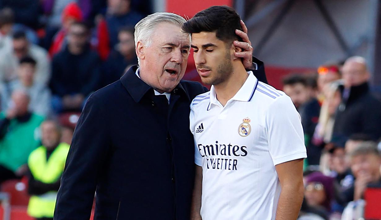 Pelatih Real Madrid Carlo Ancelotti (kiri) memberikan semangat ke Marco Asensio yang gagal melakukan tendangan penalti ke gawang Real Mallorca dalam pertandingan pekan ke-20 La Liga 2022/2023 yang berlangsung di Palma de Mallorca, Minggu (5/2/2023). (AFP/Jaime Reina)