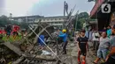 Petugas PLN memperbaiki jaringan listrik saat tembok lapangan Sekolah Amec  roboh di Pamulang Elok, Tangerang selatan, Banten, Jumat (8/12/2023). (merdeka.com/Arie Basuki)