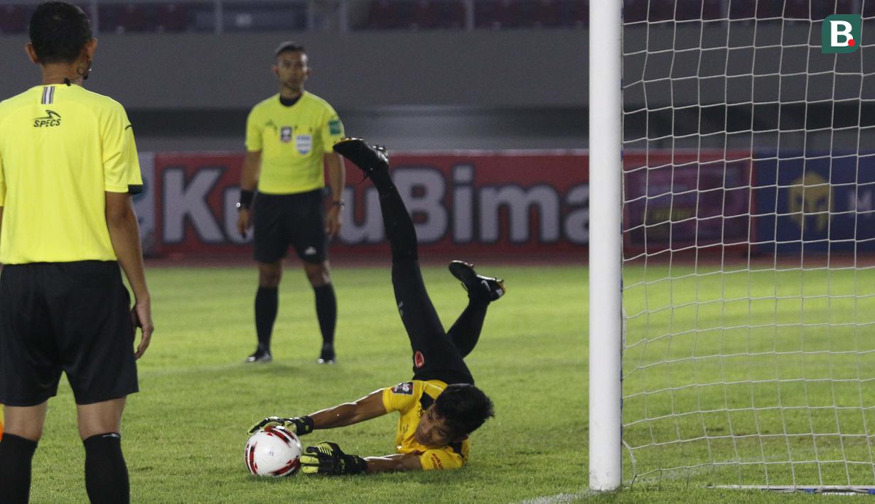 Penampilan Hilman Syah masih sangat memukau selama babak tos-tosan. Dari delapan penendang Persija, empat di antaranya tidak berbuah gol. Menariknya, empat tendangan gagal itu selalu berhasil diamankan oleh Hilman, tiga ditepis dan sekali ditangkap dengan tangan kiri. (Foto: Bola.com/Ikhwan Yanuar)