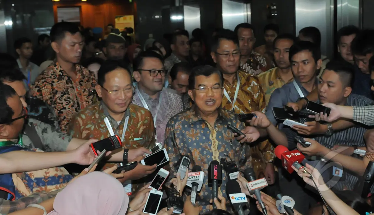 Wapres Jusuf Kalla memberikan sejumlah keterangan saat acara Musyawarah Nasional Masyarakat Ketenagalistrikan Indonesia (MKI) ke VI di gedung PLN Pusat, Jakarta, Kamis (12/3/2015). (Liputan6.com/Herman Zakharia)