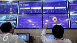 Petugas memperhatikan monitor di kantor pengelola portal INSW, Jakarta, Senin (6/2). Sehingga pemerintah bisa lebih mudah untuk memantau jika ada permasalahan izin maupun bongkar muat. (Liputan6.com/Faizal Fanani)