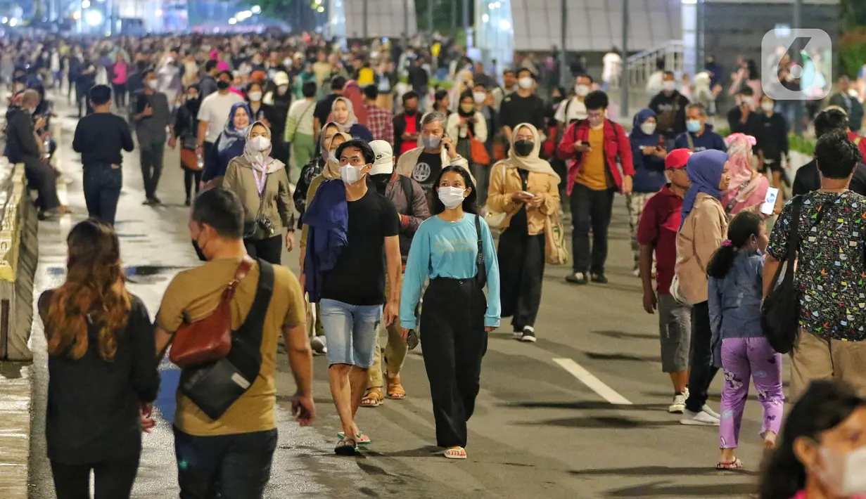 Warga memadati Car Free Night (CFN) pada malam pergantian tahun baru 2023 di kawasan Bundaran Hotel Indonesia, Jakarta, Sabtu (31/12/2022). Banyak warga yang berkumpul merayakan pergantian tahun baru sambil berswafoto, menikmati kuliner, berjalan hingga bersepeda santai. (Liputan6.com/Angga Yuniar)