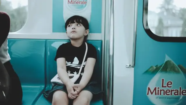 Potret Arsy Hermansyah Belajar Naik MRT (sumber: instagram/@queenarsy)