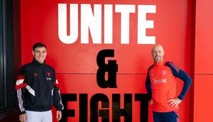 Gelandang anyar Manchester United (MU), Manuel Ugarte, berfoto bersama sang manajer tim, Erik ten Hag. (X/Manchester United)