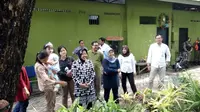 Wali Kota Surabaya Tri Rismaharini ajak cucu jalan-jalan di Kebun Binatang Surabaya. (Foto: Liputan6.com/Dian Kurniawan)