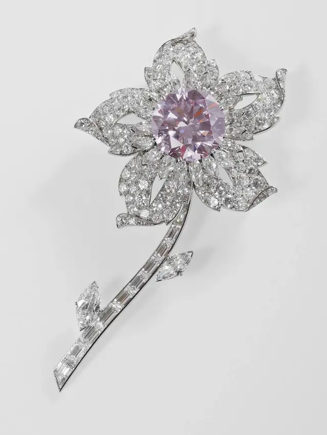 Bros berlian Cartier Williamson dulunya adalah barang favorit Ratu Elizabeth untuk dikenakan di acara-acara penting. (Foto: Instagram/@britishroyaljewels)
