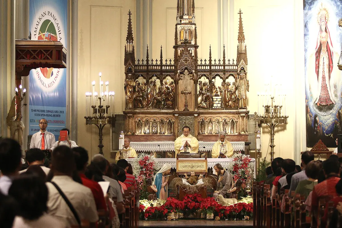 Suasana Misa Natal di Gereja Katedral