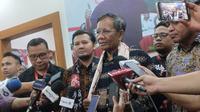 Calon Wakil Presiden (Cawapres) nomor urut tiga, Mahfud Md menyindir banyak peserta pemilihan umum (Pemilu) 2024 yang masih menjabat di pemerintahan yang jarang masuk kantor karena terus-terusan kampanye di hari kerja. (Winda Nelfira).