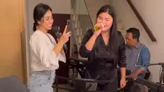 Meski sempat berseteru, kini pedangdut asal Jember, Jawa Timur itu dan keponakannya sudah kembali akrab seperti dulu. Dewi Perssik juga tampak senang dengan kehadiran Meldi yang berkunjung ke rumahnya. (Liputan6.com/IG/@dewiperssik9)