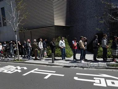 Warga Prancis berbaris mengantre memasuki kedutaan mereka untuk mengikuti pemilihan presiden Prancis putaran pertama di Tokyo, Jepang (23/4). Pemilihan umum Presiden Perancis 2017 ini diadakan pada tanggal 23 April dan 7 Mei 2017. (AFP/Behrouz Mehri)