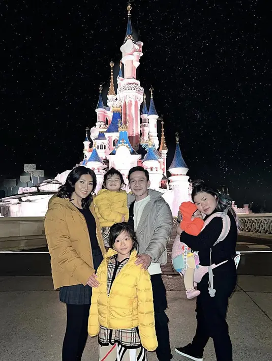 Bermain di DisneyLand, Sarwendah mengenakan jaket padding kuning dengan inner tshirt hitam. Dikombinasikan mini skirt dan legging hitam. @sarwendah29
