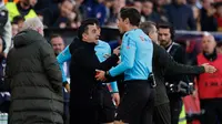 Pelatih Barcelona, Xavi Hernandez melakukan protes kepada wasit dalam laga melawam Rayo Vallecano, Sabtu (25/11/2023) malam WIB. (AFP/Oscar Del Pozo)