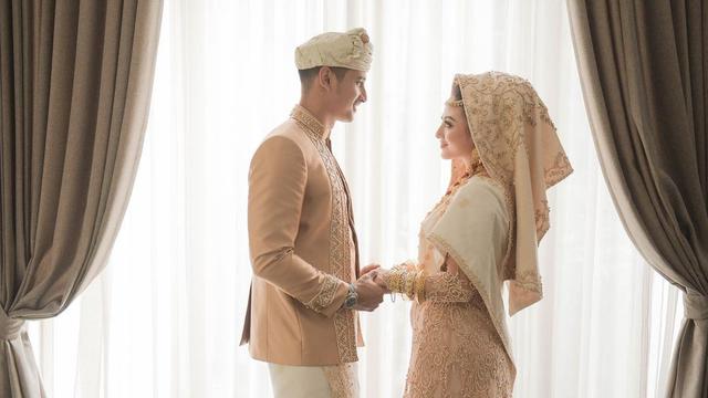 7 Potret Prewedding Ali Syakieb dan Margin Wieheerm, Serasi Pakai Busana Adat