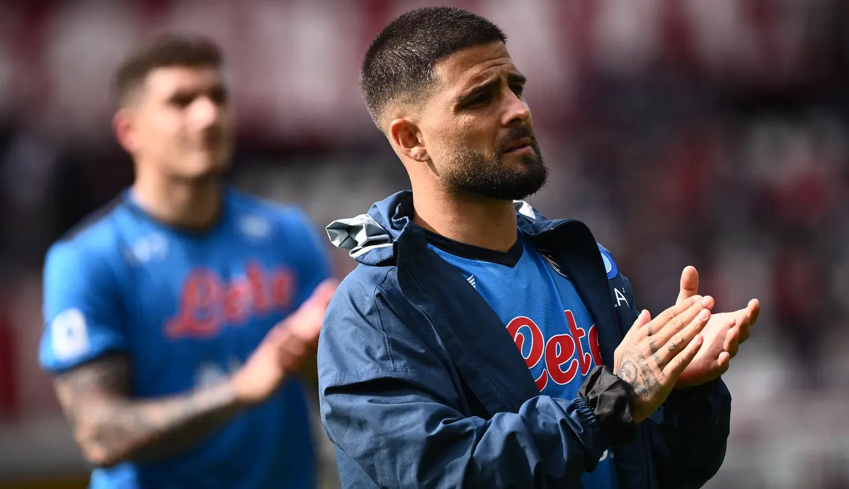 Lorenzo Insigne. Sayap kiri Italia berusia 30 tahun ini telah 13 musim memperkuat Napoli sejak 2009/2010. Musim 2021/2022 merupakan musim terakhirnya karena musim depan ia telah menyepakati kontrak untuk bergabung bersama Toronto FC di MLS dengan status bebas transfer. Bersama Napoli hingga kini ia telah tampil dalam 432 laga di semua ajang dengan torehan 120 gol dan 95 assist. (AFP/Marco Bertorello)