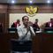 Dalam persidangan, JPU meminta pihak Nadiem Makarim untuk tidak menggiring opini dan fokus pada norma hukum dalam persidangan. Tampak dalam foto, mantan Menteri Pendidikan, Kebudayaan, Riset, dan Teknologi (Mendikbudristek), Nadiem Anwar Makarim usai mengikuti sidang lanjutan terkait kasus dugaan korupsi pengadaan laptop berbasis Chromebook di Pengadilan Tindak Pidana Korupsi (Tipikor) Jakarta, Kamis (8/1/2026). (Kapanlagi.com/Budy Santoso)