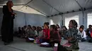 Kegiatan belajar mengajar dilakukan di beberapa lokasi, seperti di sekolah Al Hassaina, Nuseirat dan sekolah Al-Kamaliya al-Othmanya, kota tua Gaza. Tampak dalam foto, para siswa Palestina mengikuti pelajaran di dalam tenda yang didirikan di pantai di Khan Younis, Jalur Gaza, Rabu, 12 November 2025. (AP Photo/Abdel Kareem Hana)