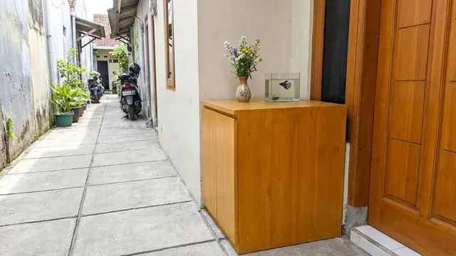 Ide Teras Tanpa Pagar di Gang Sempit