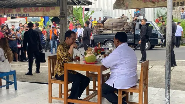 Presiden Jokowi makan bakso bersama Menteri Pertahanan sekaligus capres nomor urut 2 Prabowo Subianto di Pasar Desa Bandongan, Magelang, Jawa Tengah, Senin (29/1/2024). (Merdeka.com/Muhammad Genantan Saputra)