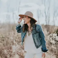 Ilustrasi perempuan ramah yang pandai bergaul/copyright unsplash.com/Brooke Cagle