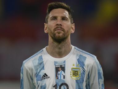 Lionel Messi menjadi satu-satunya pemain aktif yang berpeluang melampaui catatan Lothar Matthaus sebagai pemain dengan penampilan terbanyak sepanjang sejarah Piala Dunia. La Pulga yang kini telah tampil dalam 19 laga di putaran final, berpeluang melampaui torehan Lothar Matthaus jika ia selalu diturunkan dan Argentina lolos hingga laga final atau pun perebutan tempat ketiga. Dengan tambahan 7 laga di Qatar nanti, ia akan menggenapkan torehannya menjadi 26. Berikut 6 pemain dengan jumlah penampilan terbanyak di Piala Dunia hingga kini. (AFP/Juan Mabromata)
