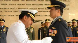 Citizen6, Cilangkap: Panglima TNI dampingi Kepala Staf Angkatan Udara dan para Asisten Panglima TNI serta Kapuspen TNI melakukan penyematan Tanda Kehormatan " Bintang Swa Bhuwana Paksa Utama " pada, Selasa (15/5). (Pengirim: Badarudin Bakri)