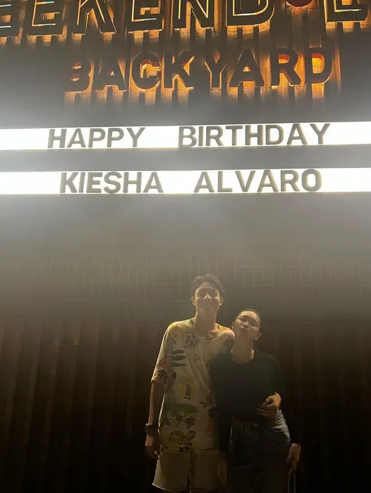 Jarak usia Kiesha Alvaro dan Zara Leola juga dekat, terpaut dua tahun. Kedekatan keduanya pun kerap dijodoh-jodohkan oleh netizen. Baik Kiesha maupun Zara kerap membantah karena dua keluarganya sudah seperti saudara. Momen Zara saat hadir dalam perayaan ulang tahun Kiesha ke-19 belum lama ini. [Instagram/kiesha.alvaro]