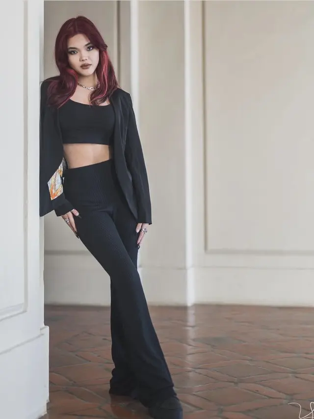 Gaya Swag Queennara Putri Liza Natalia,  credit: @queennara_h