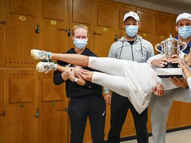 Petenis Polandia, Iga Swiatek, berpose dengan trofi usai menjuarai Grand Slam Prancis Terbuka di Paris, Sabtu, Sabtu (10/10/2020). Petenis berusia 19 tahun itu menaklukkan wakil Amerika Serikat, Sofia Kenin, dua set langsung 6-4 dan 6-1. (FFT/Corinne Dubreuil via AP)