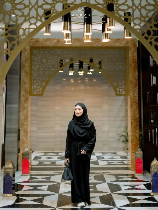 Disebut Rizky Billar, busana muslimah yang dikenakan Lesti Kejora selalu diikuti orang lain. Seperti apa gaya busana Lesti Kejora yang banyak diikuti orang itu? [@lestykejora]