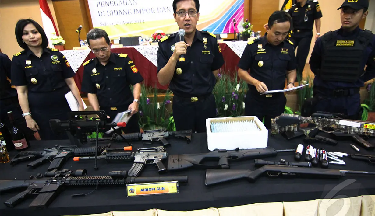 Sepanjang tahun 2012-2013 KPU Bea dan Cukai Tipe A berhasil melakukan pencegahan barang impor berupa 18 pucuk senjata air soft gun, Tanjung Priok, Jakarta, Selasa (29/4/2014) (Liputan6.com/Faizal Fanani).