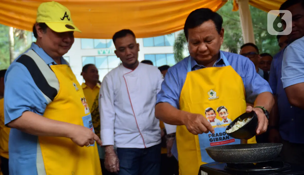 <p>Calon presiden nomor urut 2 Prabowo Subianto (kanan) didampingi Ketua Umum Partai Golkar Airlangga Hartarto (kiri) memasak nasi goreng saat menghadiri Konsolidasi Partai Golkar Menuju Pemilu Damai 2024 di Stadion Pakansari, Cibinong, Kabupaten Bogor, Jawa Barat, Sabtu (6/1/2024). (merdeka.com/Arie Basuki)</p>