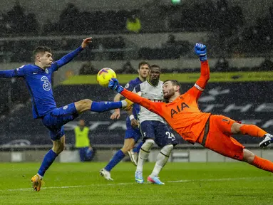 Pemain Chelsea Christian Pulisic (kiri) yang mencoba untuk mencetak gol berhadapan dengan kiper Tottenham Hotspur Hugo Lloris pada pertandingan Liga Inggris di Stadion Tottenham Hotspur, London, Inggris, Kamis (4/2/2021). Chelsea menang 1-0. (Kirsty Wigglesworth/Pool via AP)