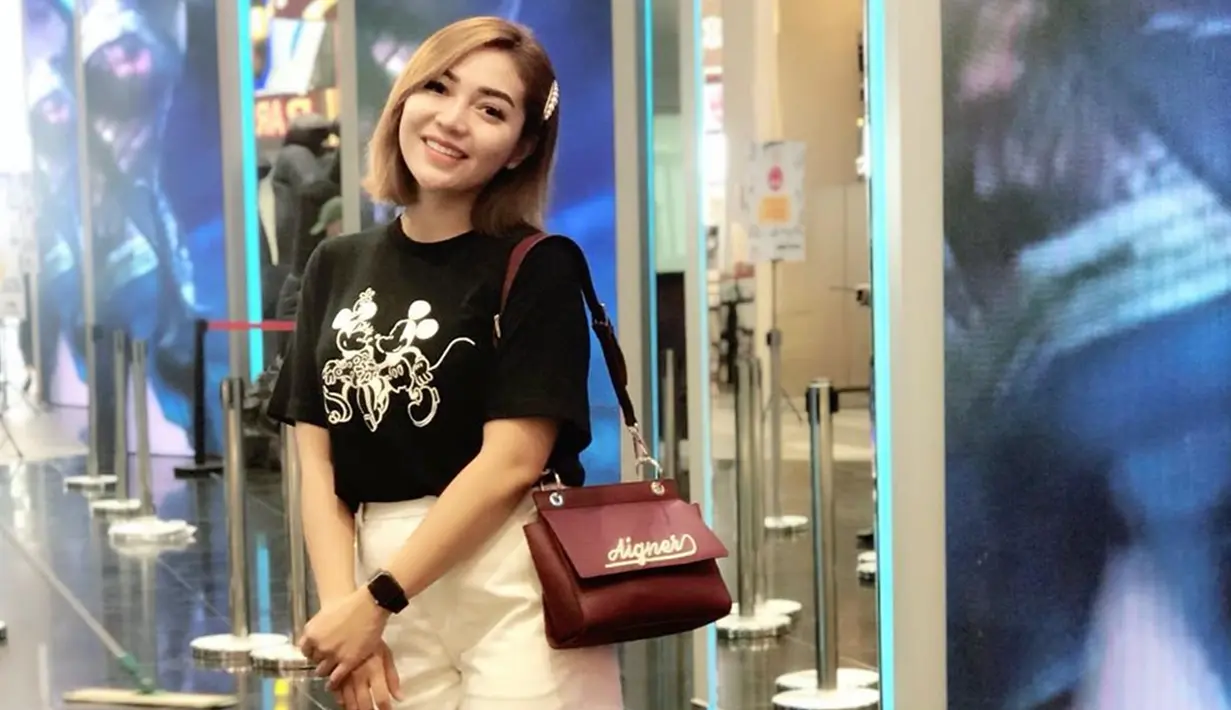 Meski telah hengkang dari grup Trio Macan, akan tetapi Chacha tetap aktif bernyanyi sebagai penyanyi solo dan masih mendapat sorotan publik. Bahkan, penampilan santainya saat mengenakan kaus dan celana ini pun membuatnya tampak cantik dan memesona. (Liputan6.com/IG/@chacha.sherly)