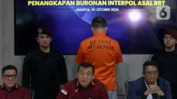 Direktorat Jenderal Imigrasi (Dirjen Imigrasi) menangkap seorang buron internasional asal China yang masuk dalam Daftar Pencarian Orang (DPO) Interpol. (Liputan6.com/Herman Zakharia)