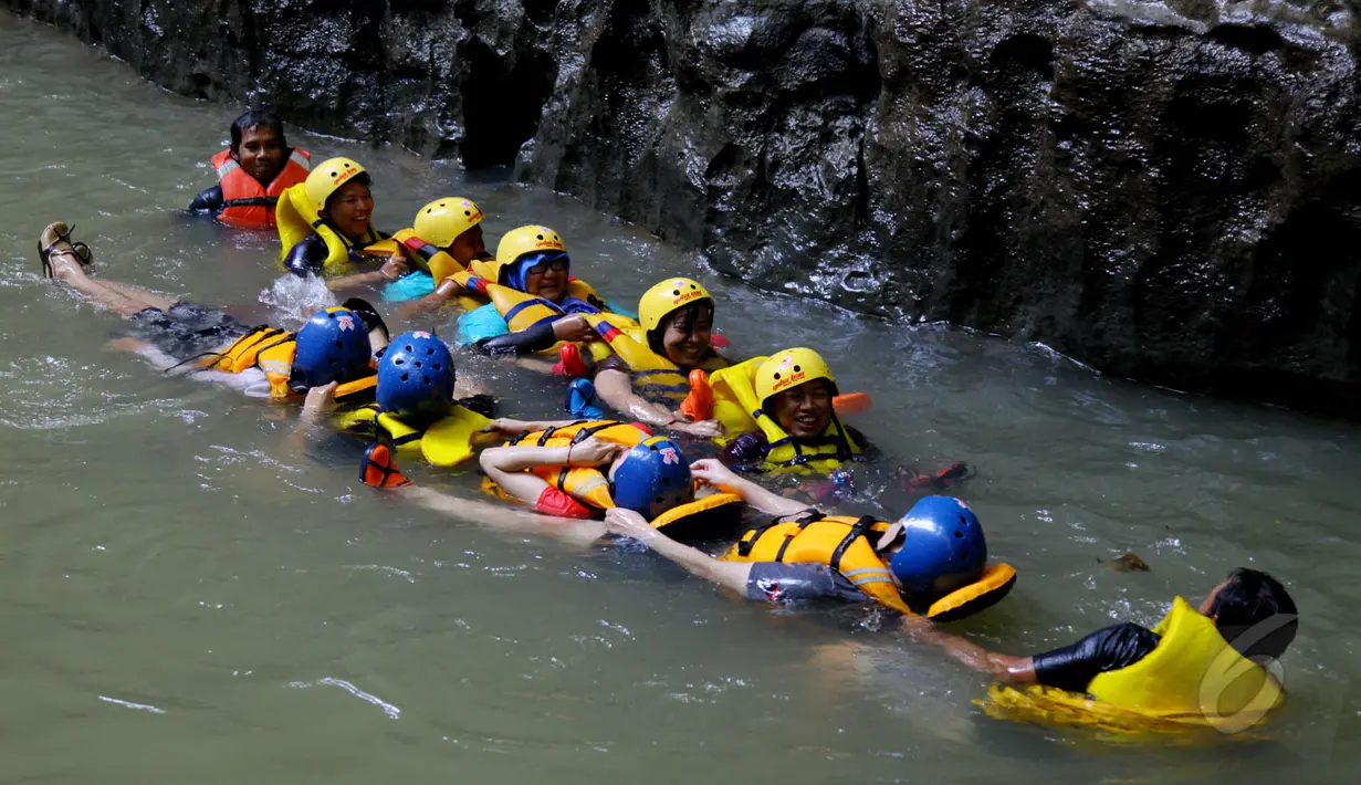 Green Canyon terletak di Desa Kertayasa, Ciamis, Jawa Barat, sekitar 31 Km atau 45 menit berkendara dari Pangandaran, Sabtu (17/5/2015). Tempat ini juga bisa digunakan sebagai olahraga body rafting. (Liputan6.com/Andrian M Tunay)