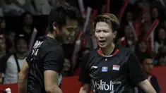 Pasangan Indonesia, Tontowi Ahmad/Lilyana Natsir, saat melawan wakil Cina, Zheng Siwei/Huang Yaqiong, pada laga Indonesia Masters 2019 di Istora, Jakarta, Minggu (27/1). Tontowi/Liliyana kalah 21-19, 19-21, 16-21. (Bola.com/M Iqbal Ichsan)