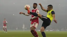 Penyerang Arsenal Reiss Nelson berebut bola dengan gelandang FC Zurich  Adria Guerrero pada matchday terakhir Grup A  Liga Europa 2022/2023 di Emirates Stadium, Jumat (4/11/2022) dinihari WIB. Kemenangan ini sukses mengantarkan Arsenal lolos ke babak gugur Liga Europa dengan status juara grup setelah mengoleksi 15 poin. (AP Photo/Frank Augstein)