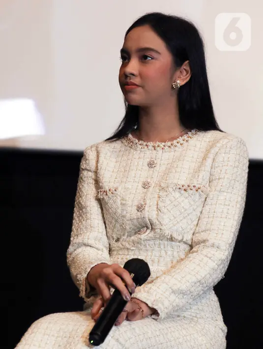 Penyanyi Lyodra Ginting saat konferensi pers peluncuran remake lagu 'Sang Dewi' di kawasan Thamrin, Jakarta, Kamis (11/8/2022). Lyodra Ginting secara resmi meluncurkan remake lagu lawas dan musik video 'Sang Dewi' yang berkolaborasi dengan musikus sekaligus komposer Andi Rianto. (Liputan6.com/Herman Zakharia)