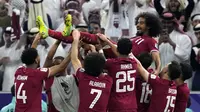 Striker Timnas Qatar, Akram Afif diangkat rekan-rekannya setelah berakhirnya laga final Piala Asia 2023 menghadapi Yordania yang dimenangi Qatar dengan skor 3-1 di Lusail Stadium, Lusail, Qatar, Sabtu (10/2/2024). (AP Photo/Thanassis Stavrakis)